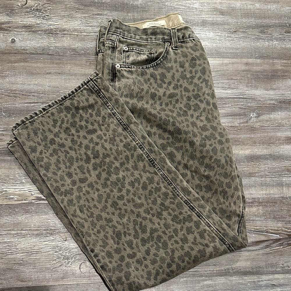 Women’s mid rise baggy wide leg Jean. Size 10